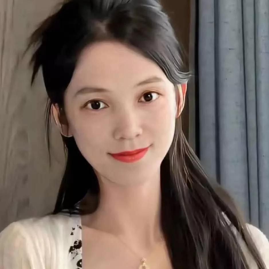 元气少女，甜美微笑，红唇点缀，自然妆容，温暖时光。少女感笑容 清透少女感妆容 温