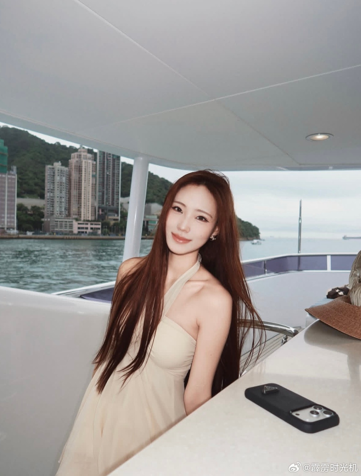 Lily：如果我有多一张船票，你会不会同我一起走。许老三火速赶来拆台：不会。 