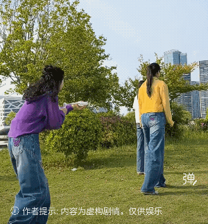 正常情况第一声响之后，前面那几个人的反应应该是赶紧找掩体躲藏，而不是若无其事的往