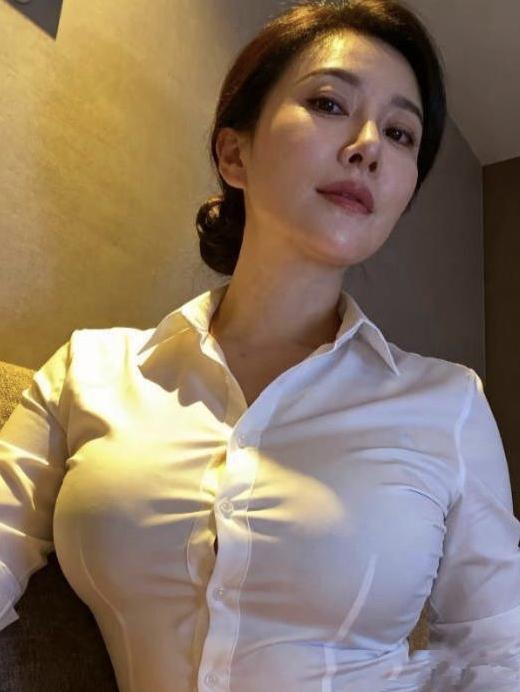 人性潜规则：
1，女人不主动约男人，心里再惦记，也得端着点架子，她要的是男人满心