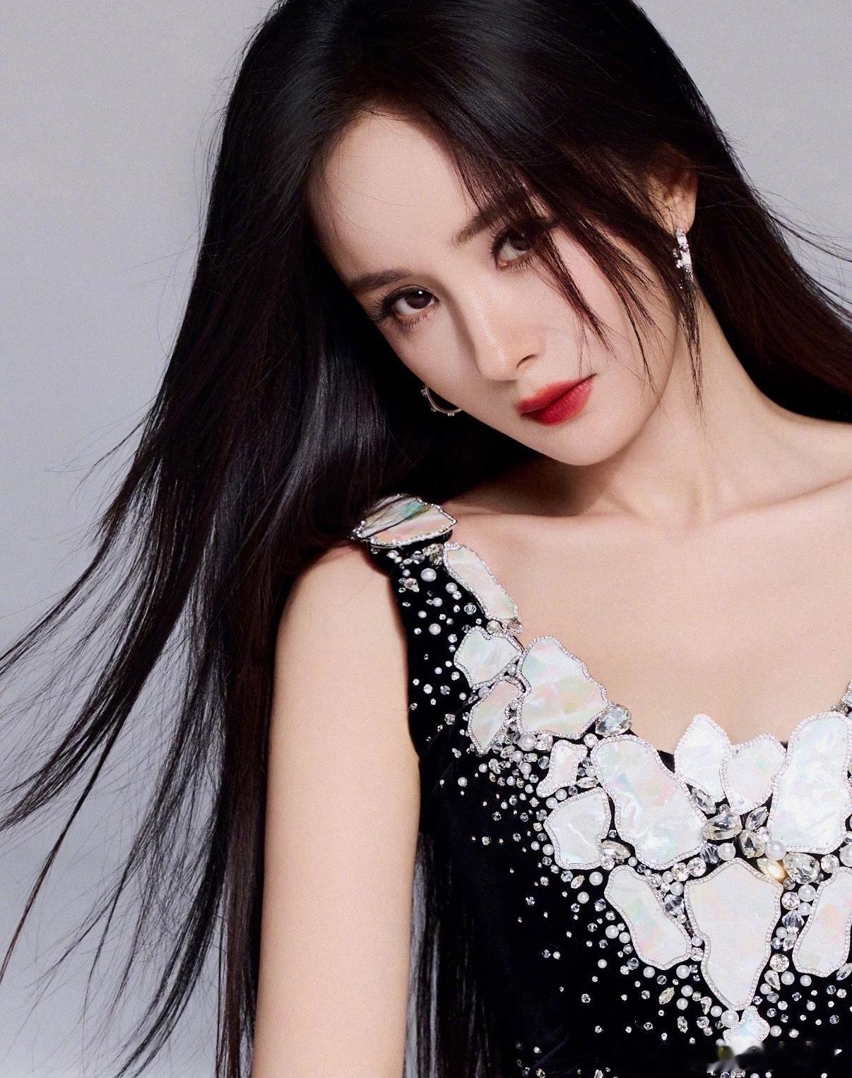 杨幂出席白玉兰提名晚宴绿毯，黑丝绒裹满身碎钻，自带女王气场，气质真的没得说～被杨