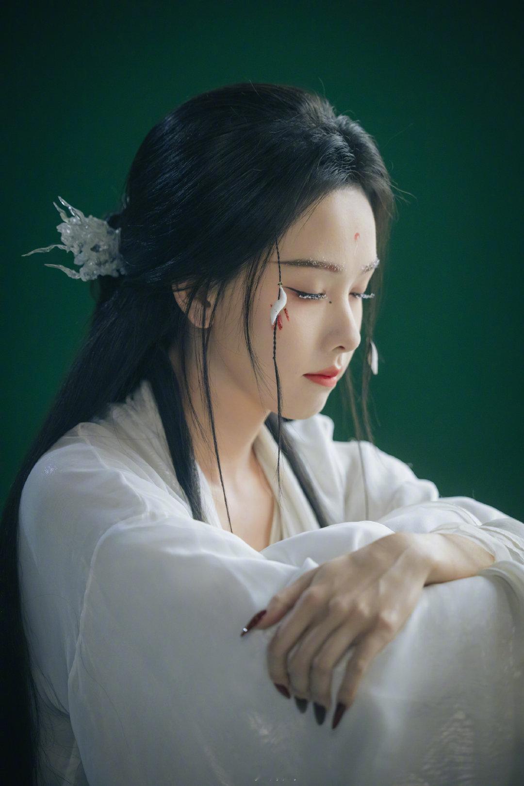 陈都灵从左耳到翘楚的少女骑士陈都灵骑士不会只出现一瞬 她站在那里，清清瘦瘦的，却