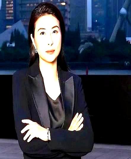 郭晶晶此刻心情，估计比吃了苍蝇还难受。
 

小叔子霍启仁飞去曼谷参加婚宴，和亲