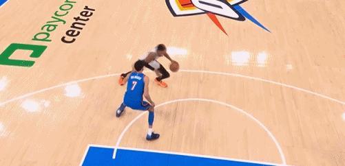 天克！文班打切特一打一个准！
在今天NBA常规赛马刺对阵雷霆的第一节比赛中，文班