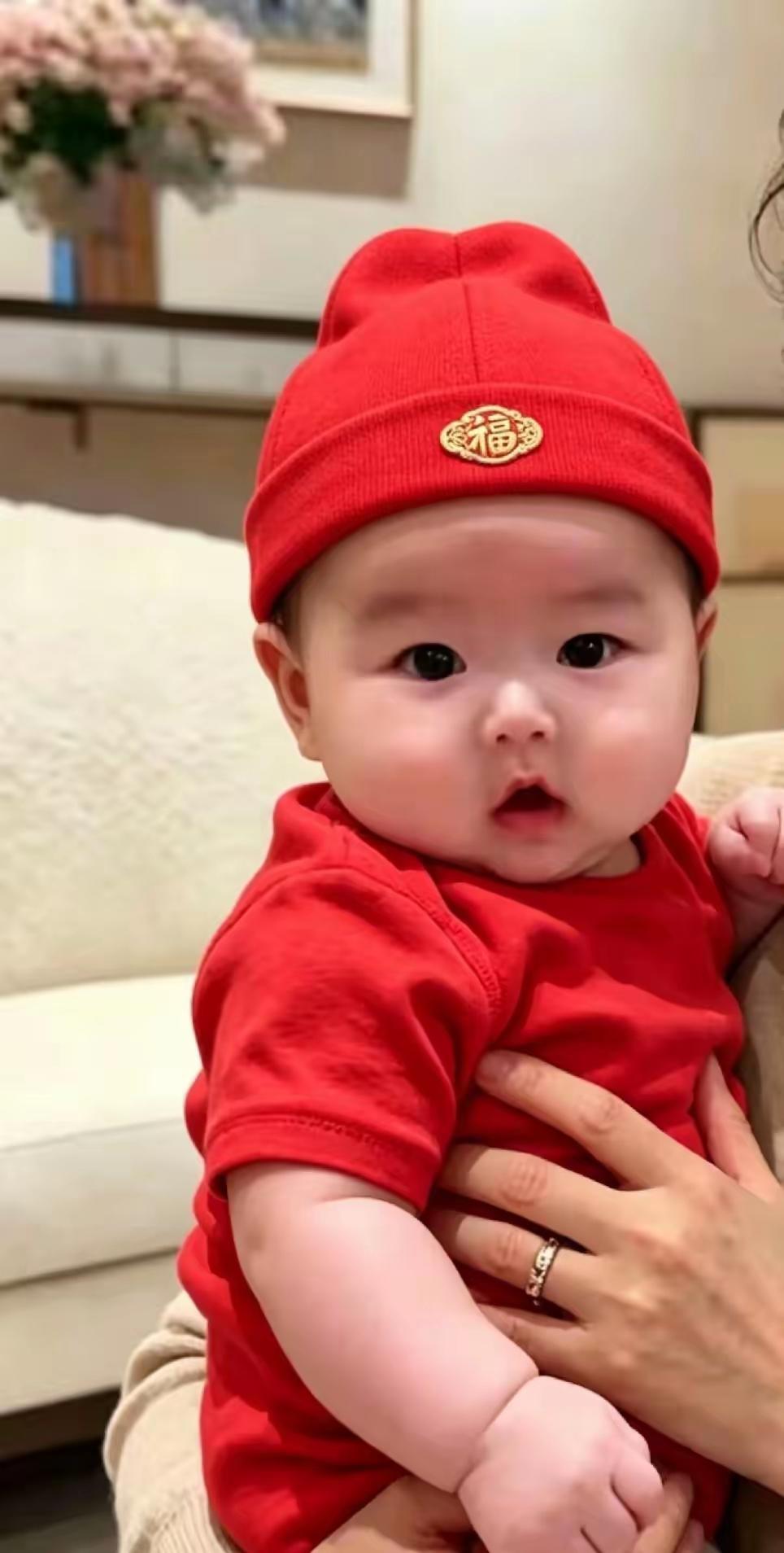 晒一晒汪宝儿的可爱相片。
小家伙遗传优势拉满，精准承袭爸妈出众的五官长处。
灵动