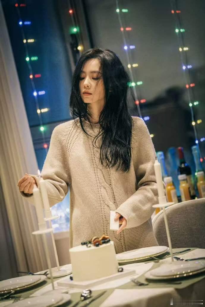 刘诗诗送礼包真的送包别人的剧宣送明信片钥匙扣，刘诗诗直接安排包包套装，难怪全网都