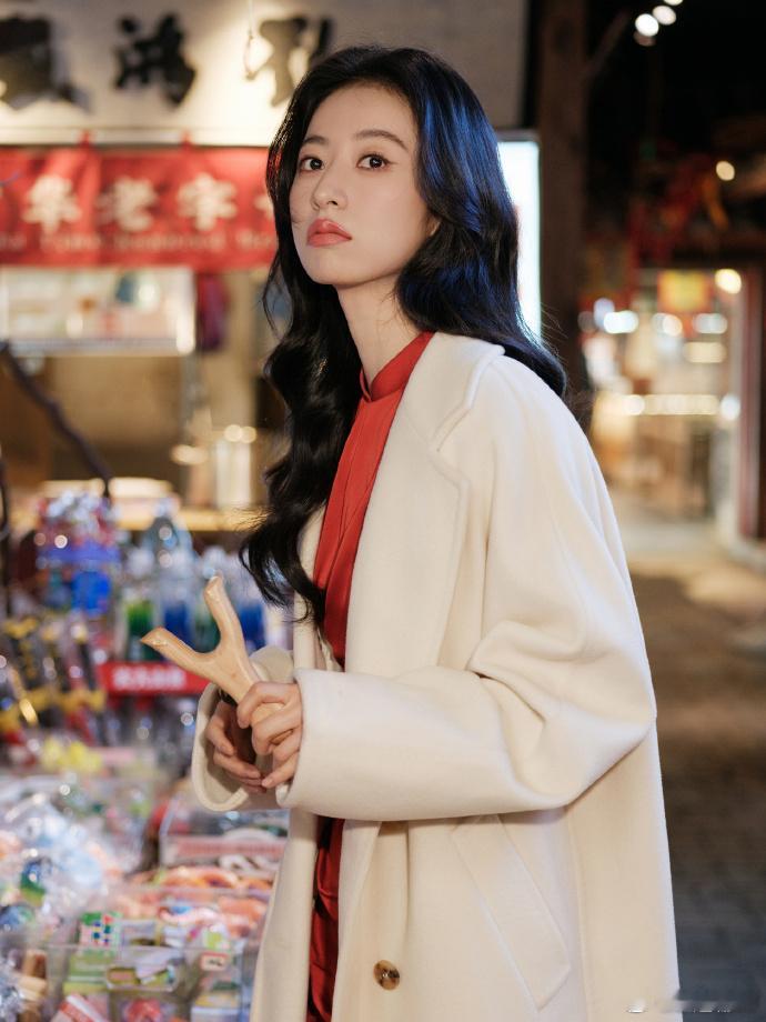 周雨彤好大气的美泪目了！周雨彤首登春晚就回到安徽，这份归属感太强烈。缎面红裙立领