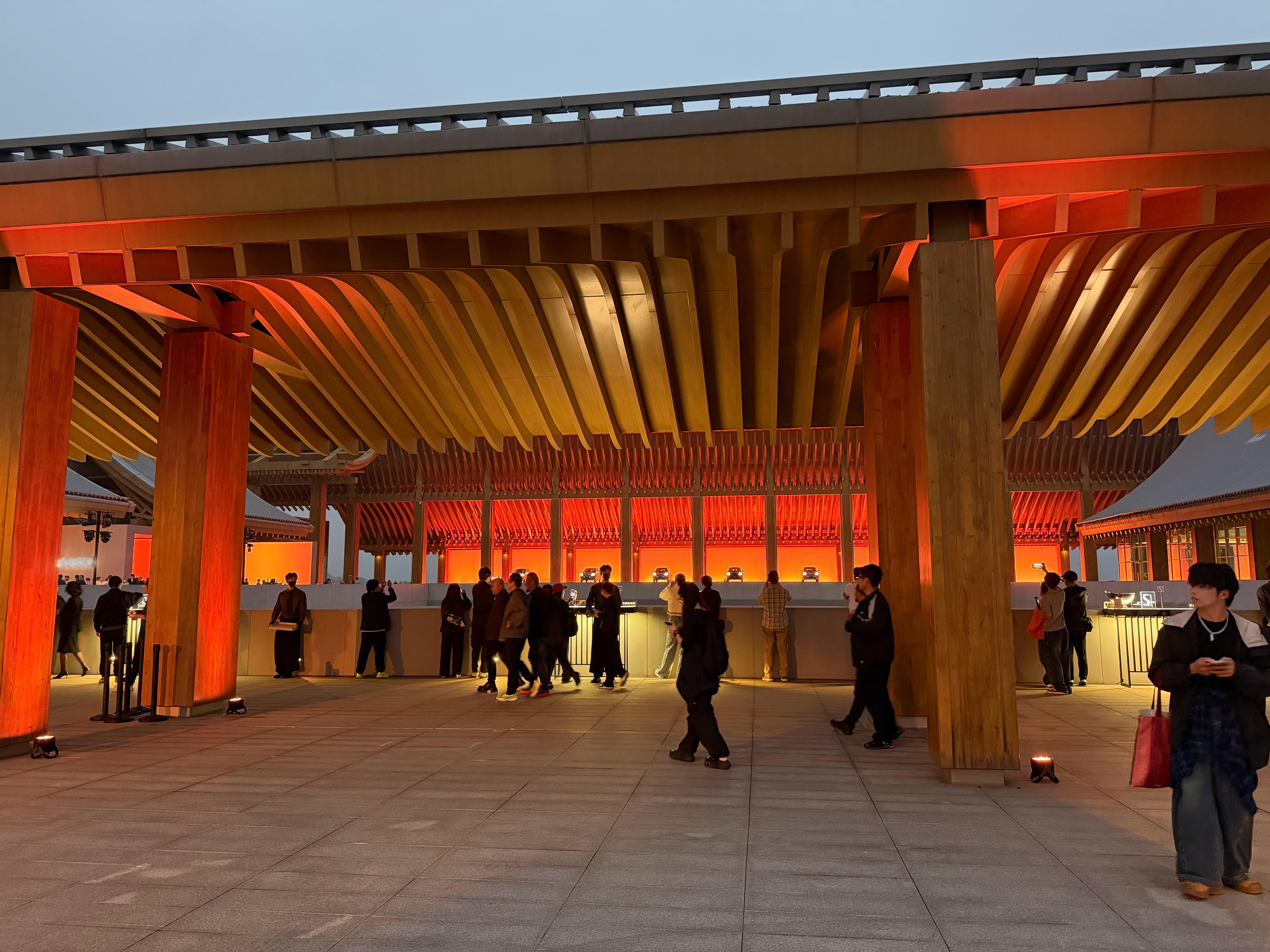 气场爆炸，极氪在走廊对面摆了6辆8X！全新深蓝s07极氪8X上市发布会 超级Ev