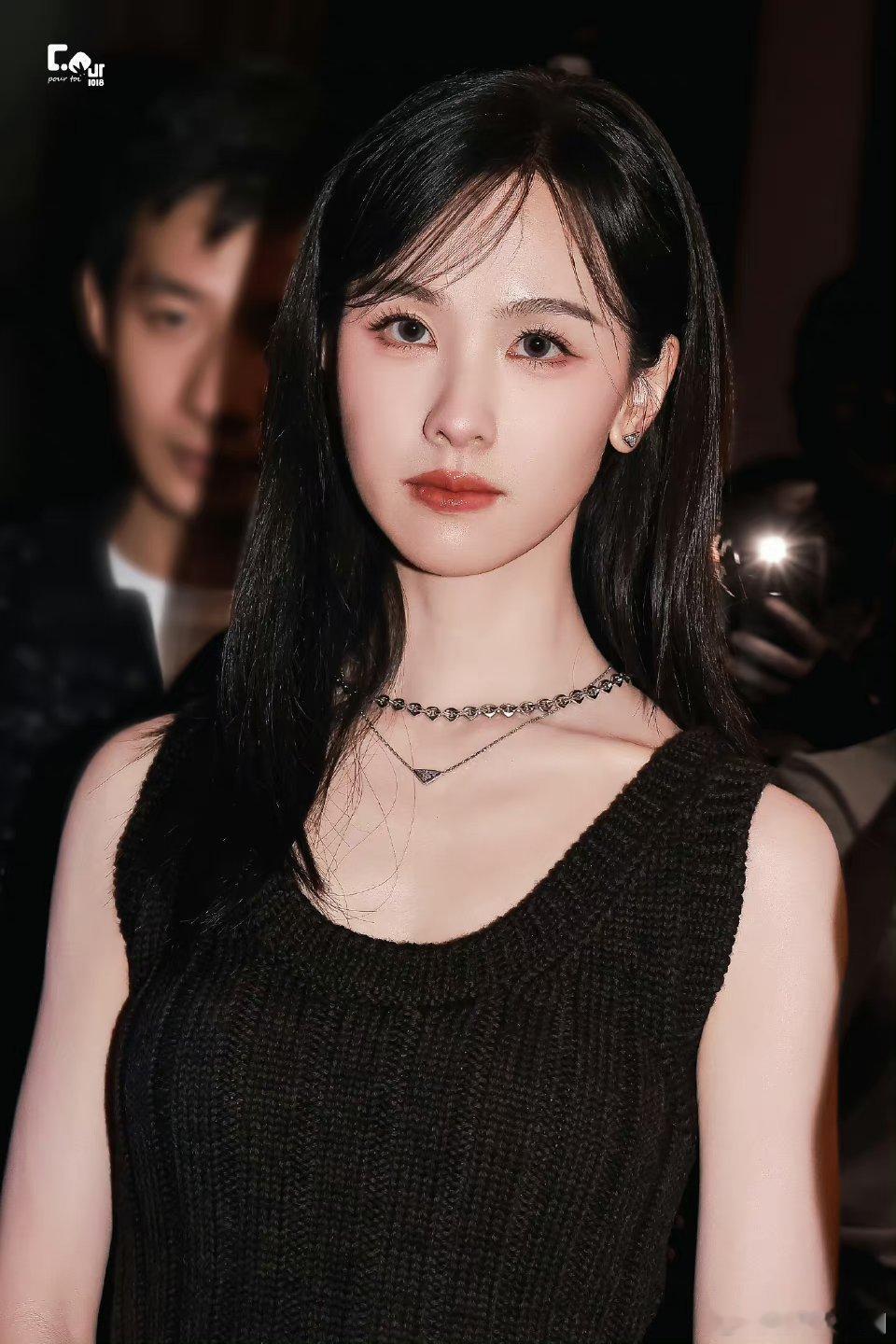 看到陈都灵的面部平整度[彩虹屁][彩虹屁][彩虹屁]大家说什么她脸僵身噩梦的。。