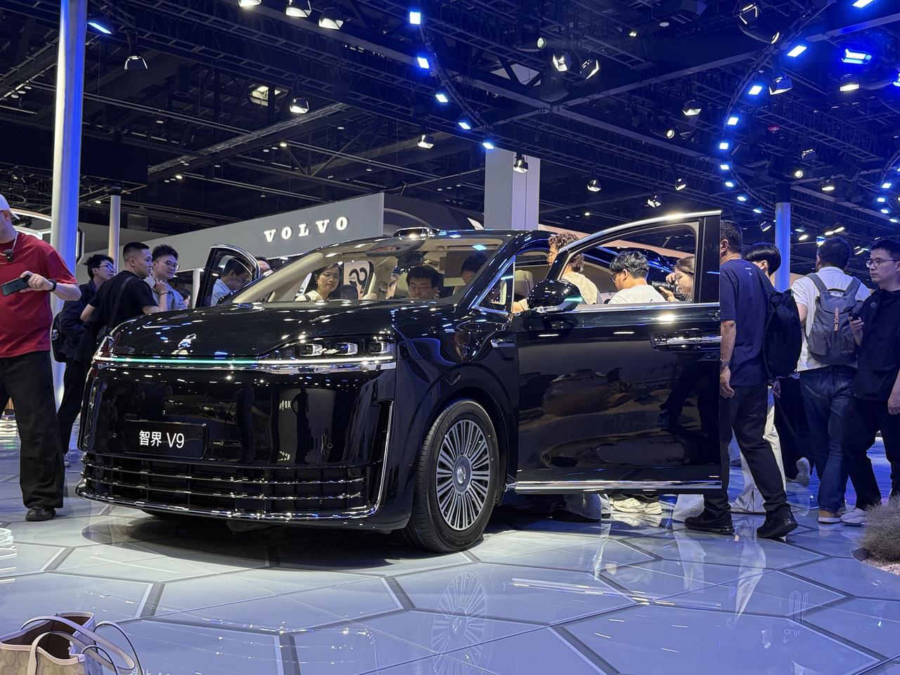 【人气有多旺？实拍智界V9：空间、科技可圈可点】日前，智界V9正式亮相2026北