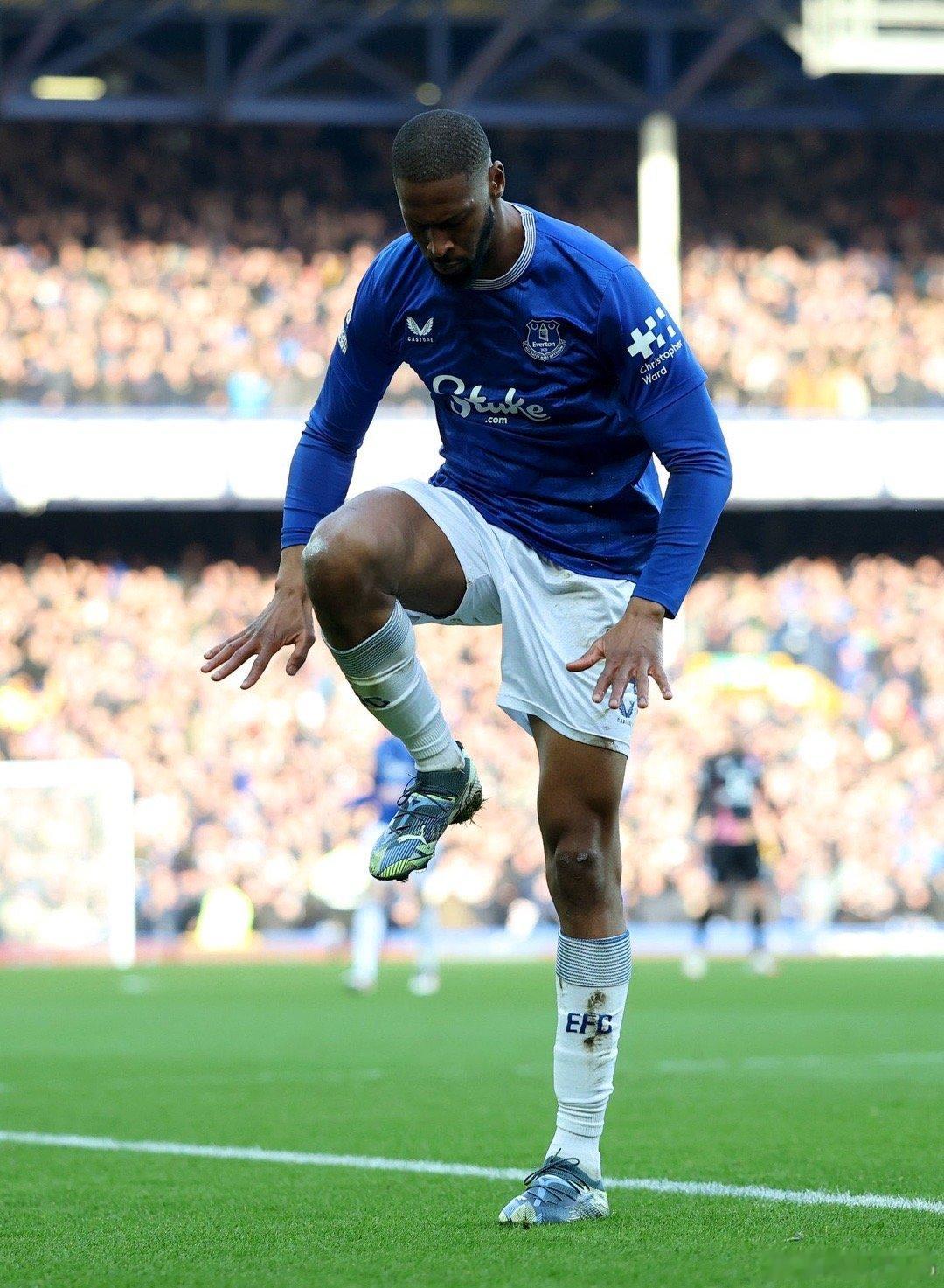 突发！斯基拉：埃弗顿前锋诺贝托在过去几个小时内被中间人推荐给了尤文图斯，如果无法