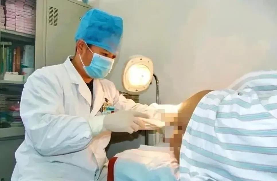 湖南长沙一个女的做了痔疮手术，前几次换药都是女医生来，一直顺顺当当没出啥问题，那
