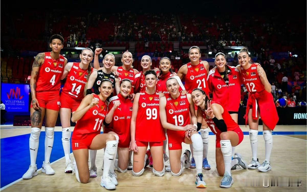 土耳其女排2026年VNL30人大名单  
二传：
詹苏·奥兹巴伊 (Cansu