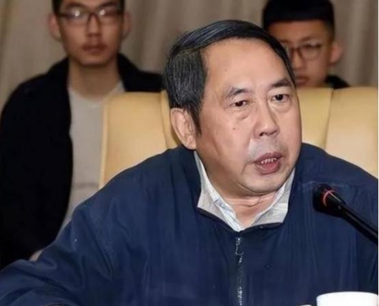 “中国现在向美国投降还来得及！再晚就要‘跪着’了，”7年前，中国专家马臣公开宣称