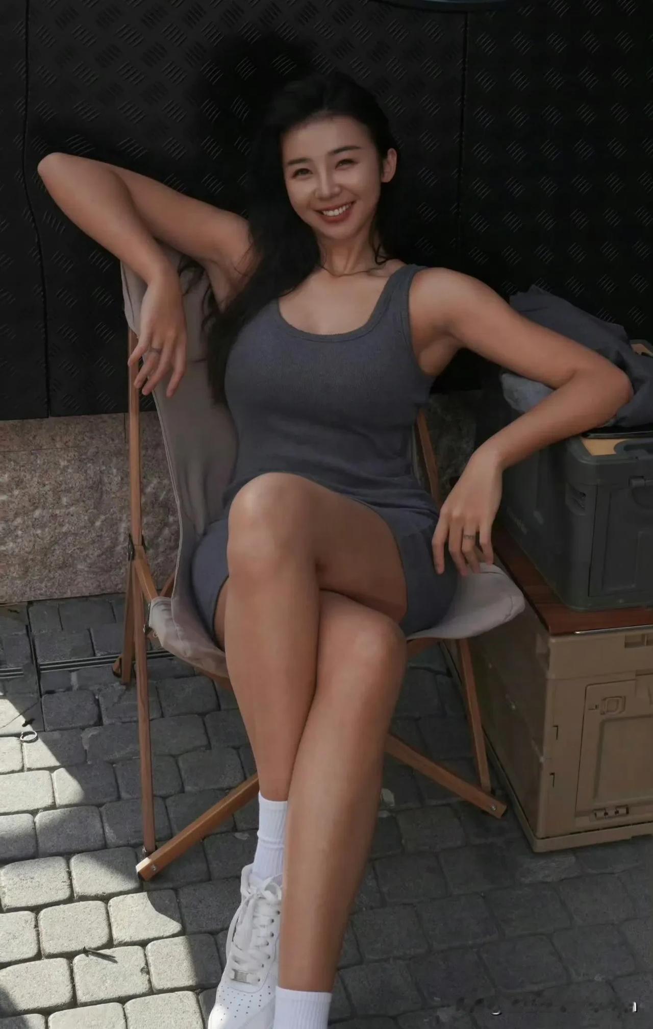 张曼源性感短裙显身姿，妩媚风情动人心