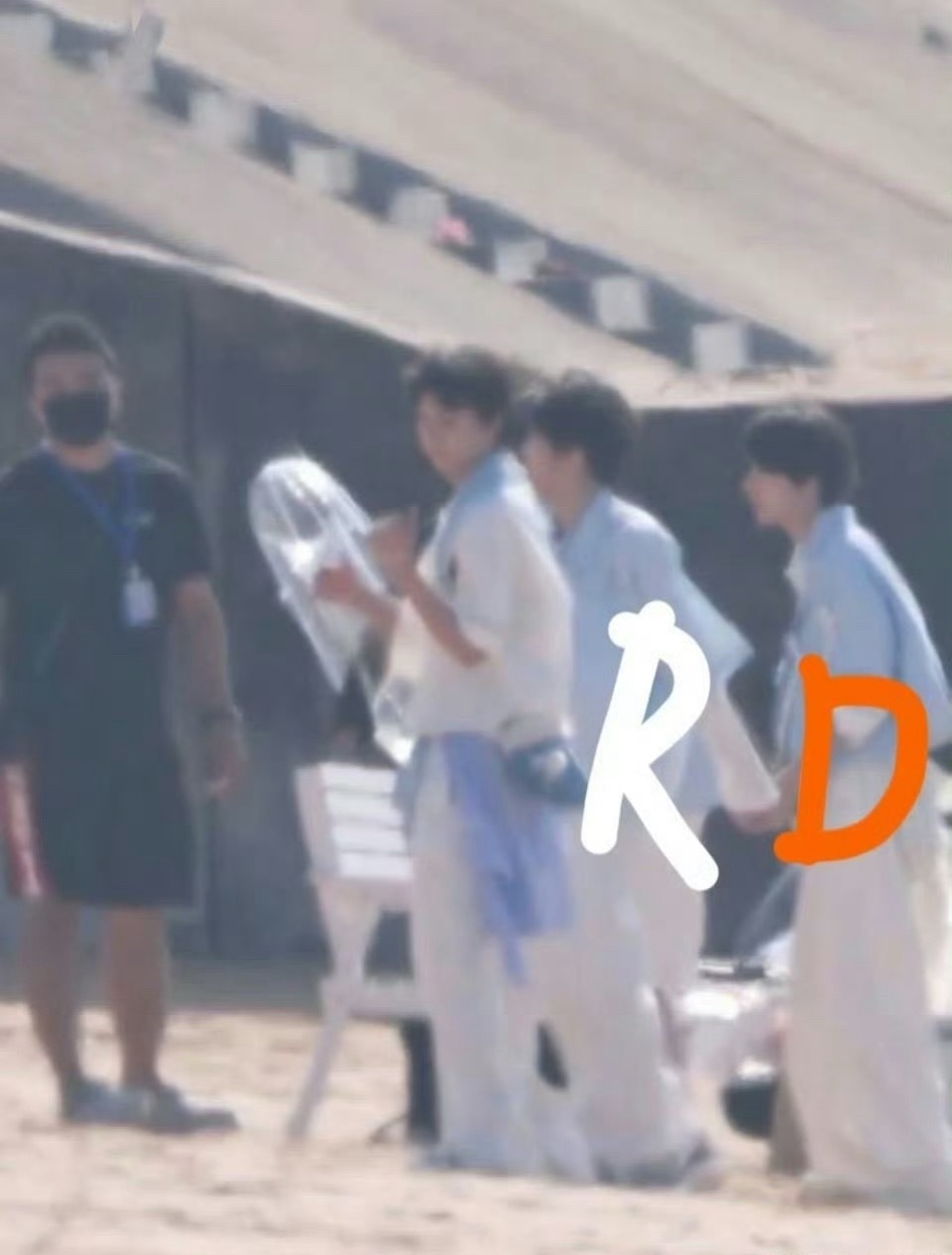 投稿张奕然李煜东海边拍摄路透牵手 