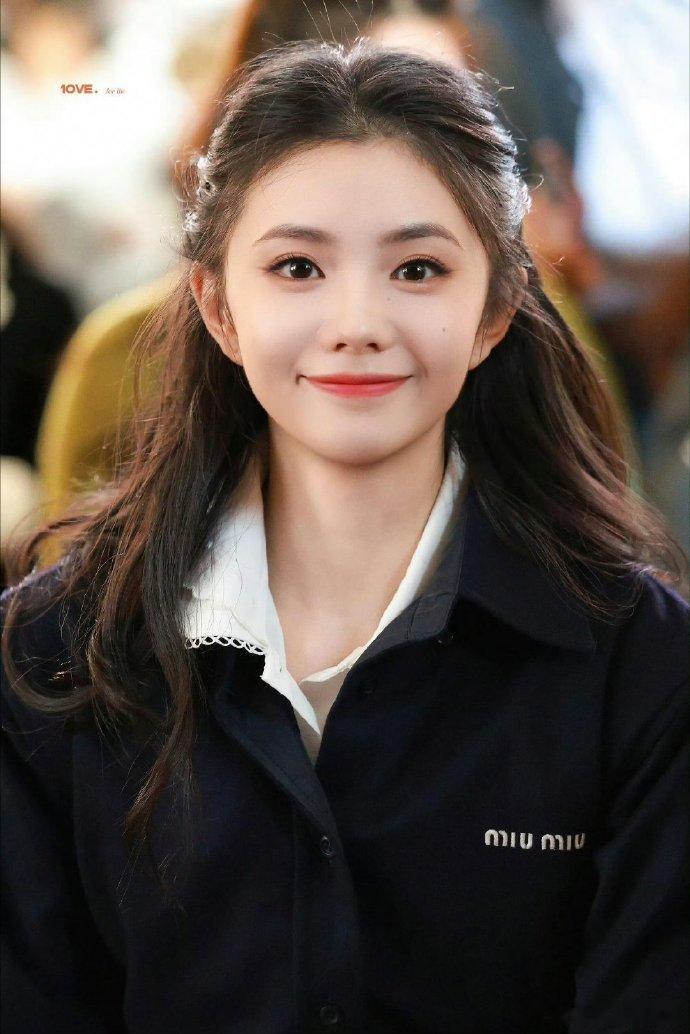 李沁刘浩存的生图新鲜释出，两人坐在一起的画面和谐，而刘浩存曾帮李沁宣传过剧的过往