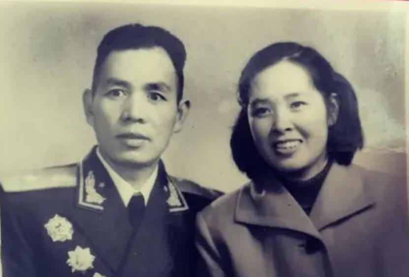 1999年9月，原南京军区司令员丁盛病逝于广州。

追悼会上那条"丁盛老人追悼会