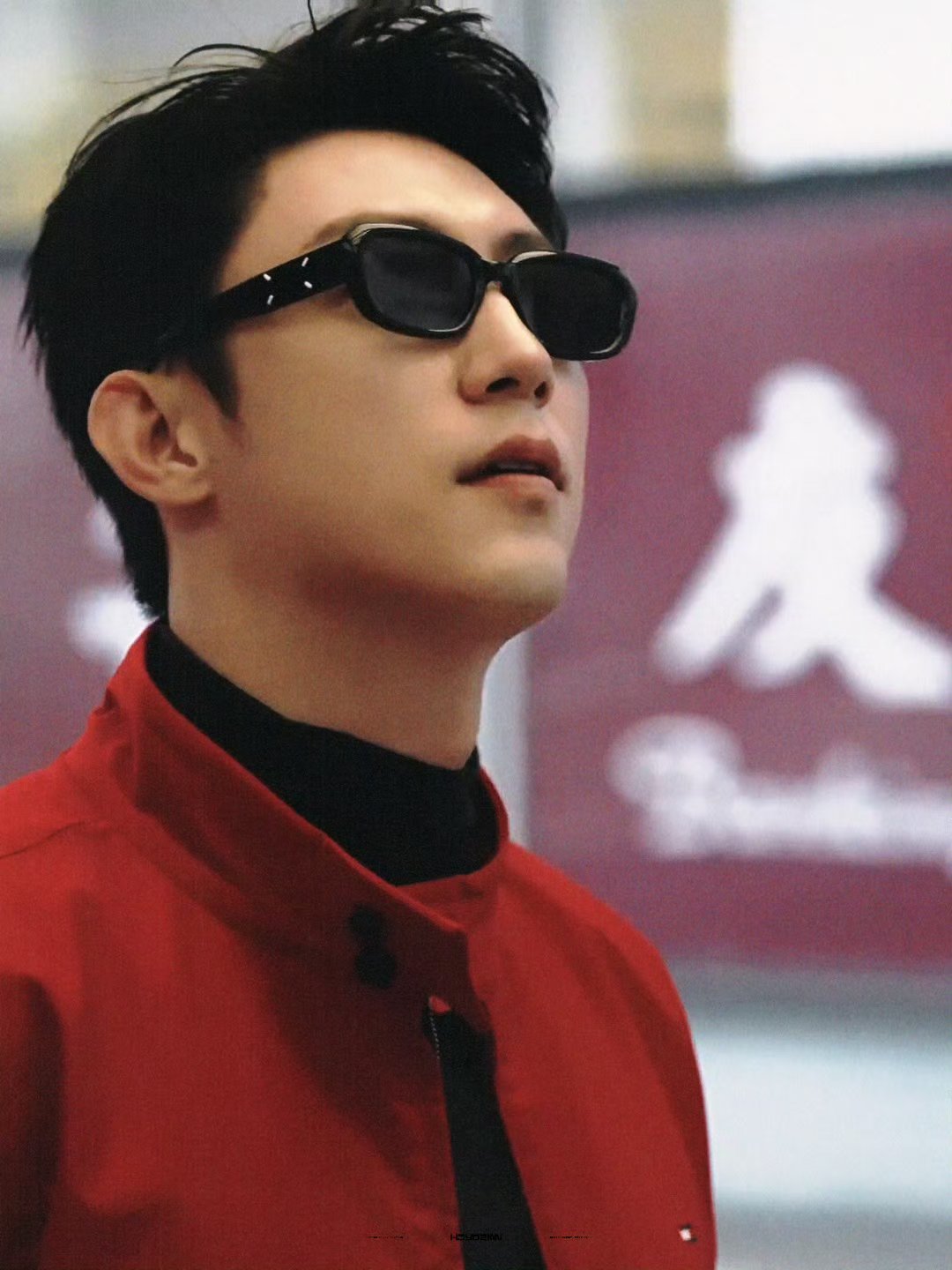 黄景瑜的港风大片在PORT封面预告中初露锋芒，利落的短发搭配线条分明的五官，再加