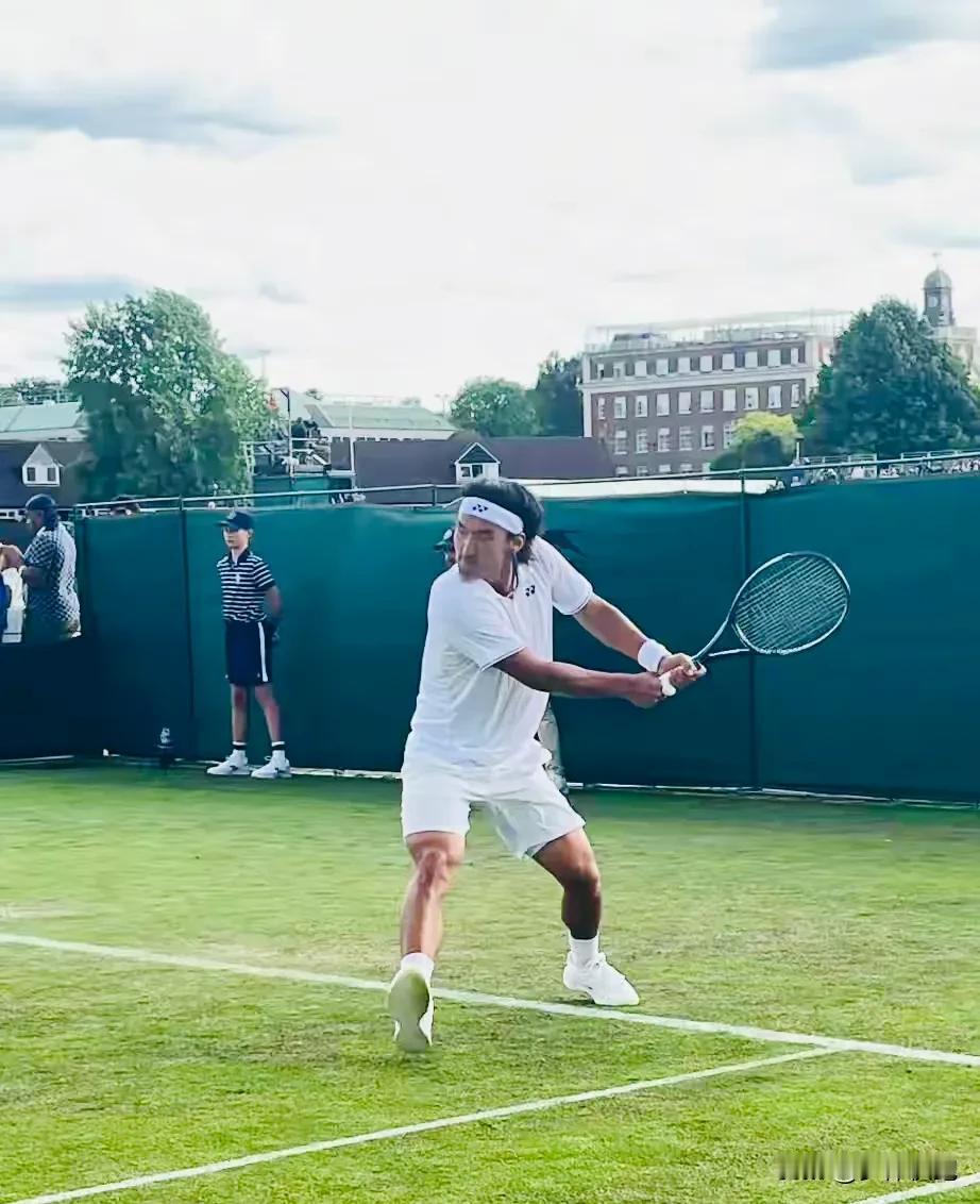 恭喜布云朝克特晋级温网男单资格赛第二轮！今晚的温网男单资格赛首轮，排名第197位