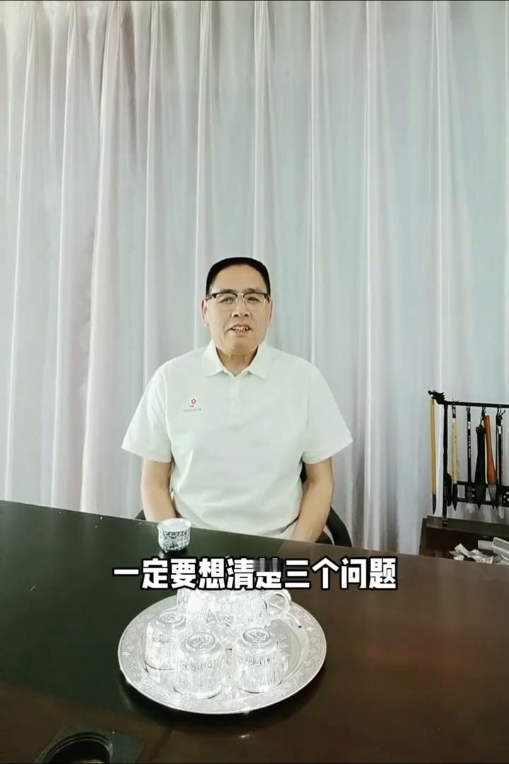 想认清楚自己必须想明白三个问题。
作为一个人怎么样认识清楚自己？一定要想清楚三个