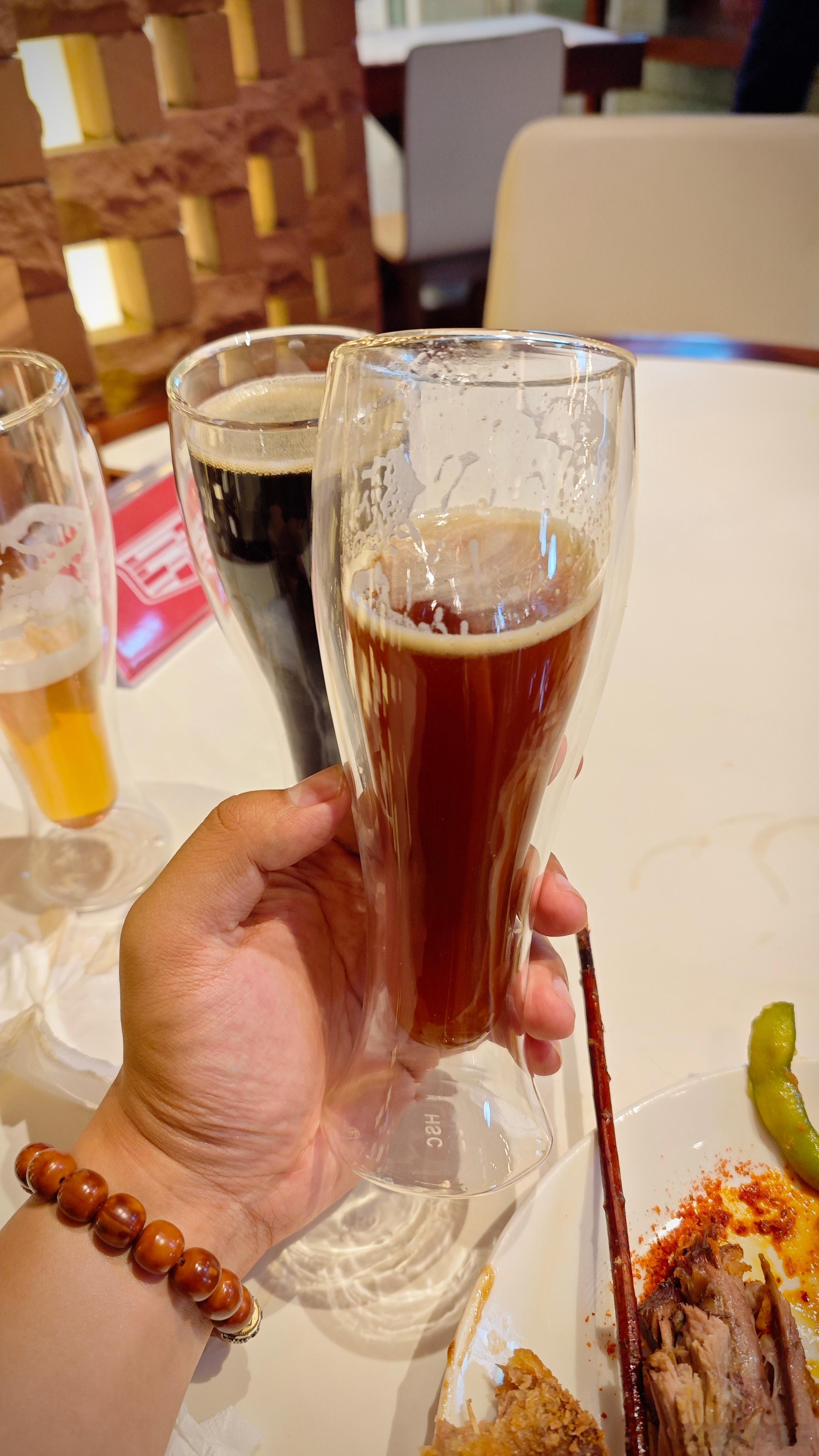 发现了一家啤酒脑袋的梦想酒店！本来 8 点才下楼想着来自助餐厅吃点水果，结果居然