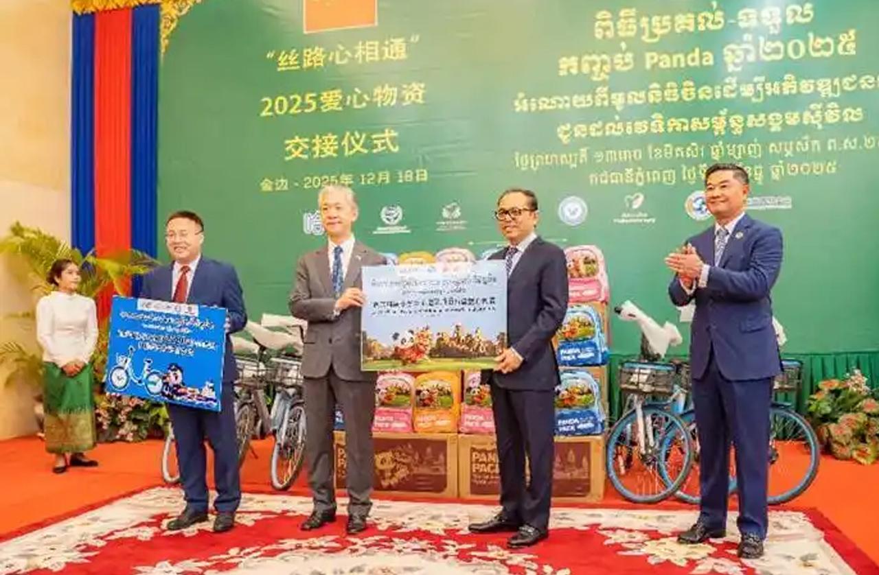 太有爱心了，在他们需要帮助的关键时刻，我们又送了新一批爱心物资给他们。双方举行了