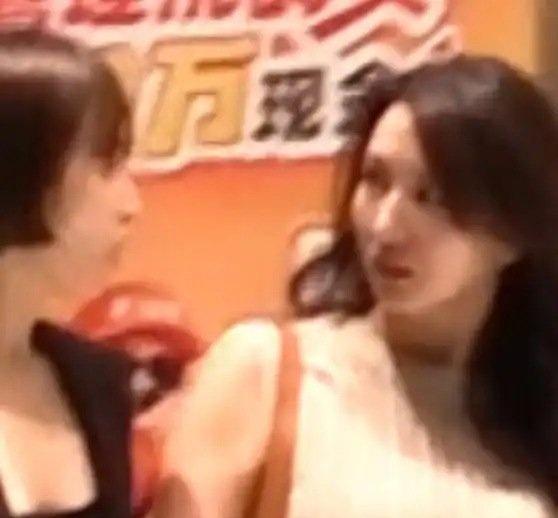 《宋茜陈好挽手热聊关系超好》 ​