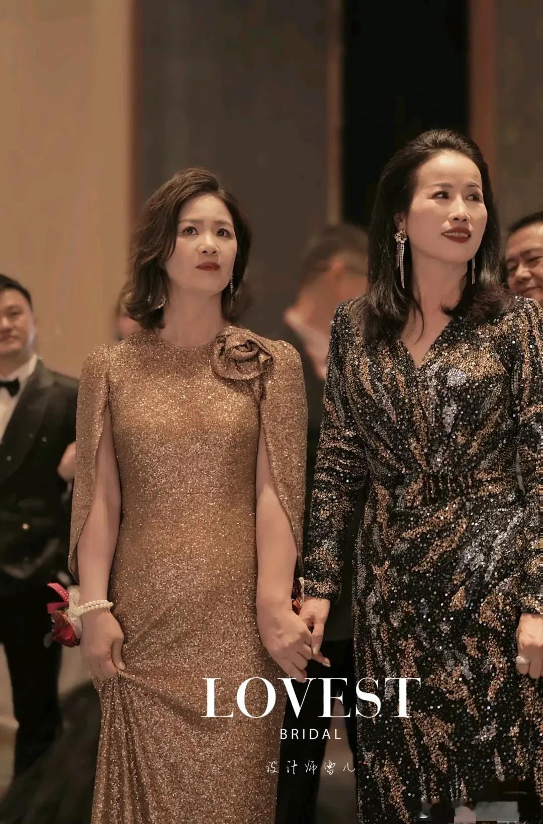 有钱人的气质果然不一样！这妈妈婆婆这么好看 ，新娘子得漂亮成啥样啊[偷笑]Ps：
