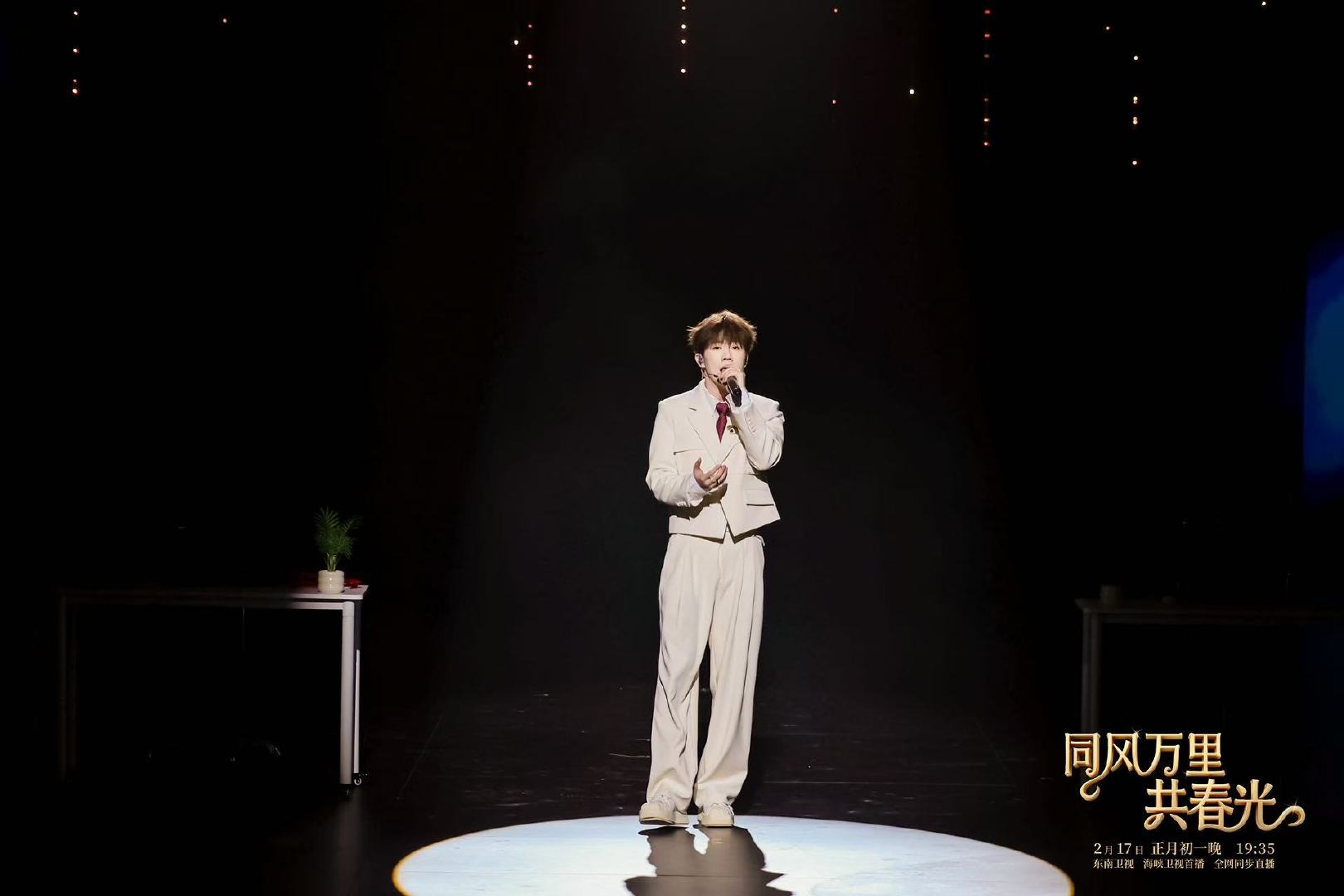 鹭卓首次挑战闽南语歌串烧 高能卡点！鹭卓唱跳《世界第一等》，每一步都踩在点上。