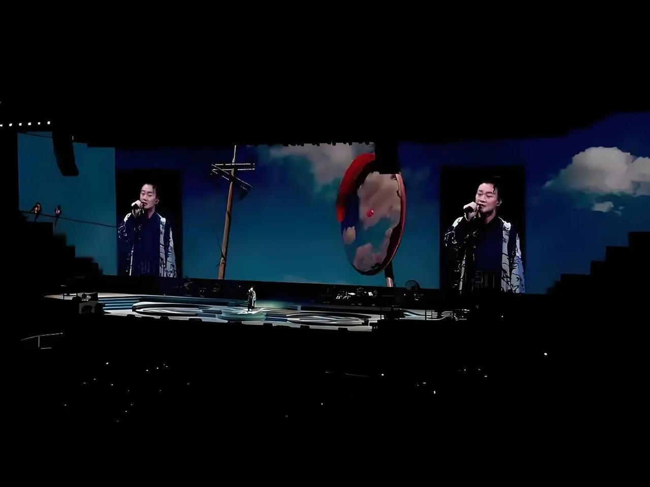 陈奕迅FEAR and DREAMS世界巡演东京站突发意外，歌曲间隙大屏突现战机