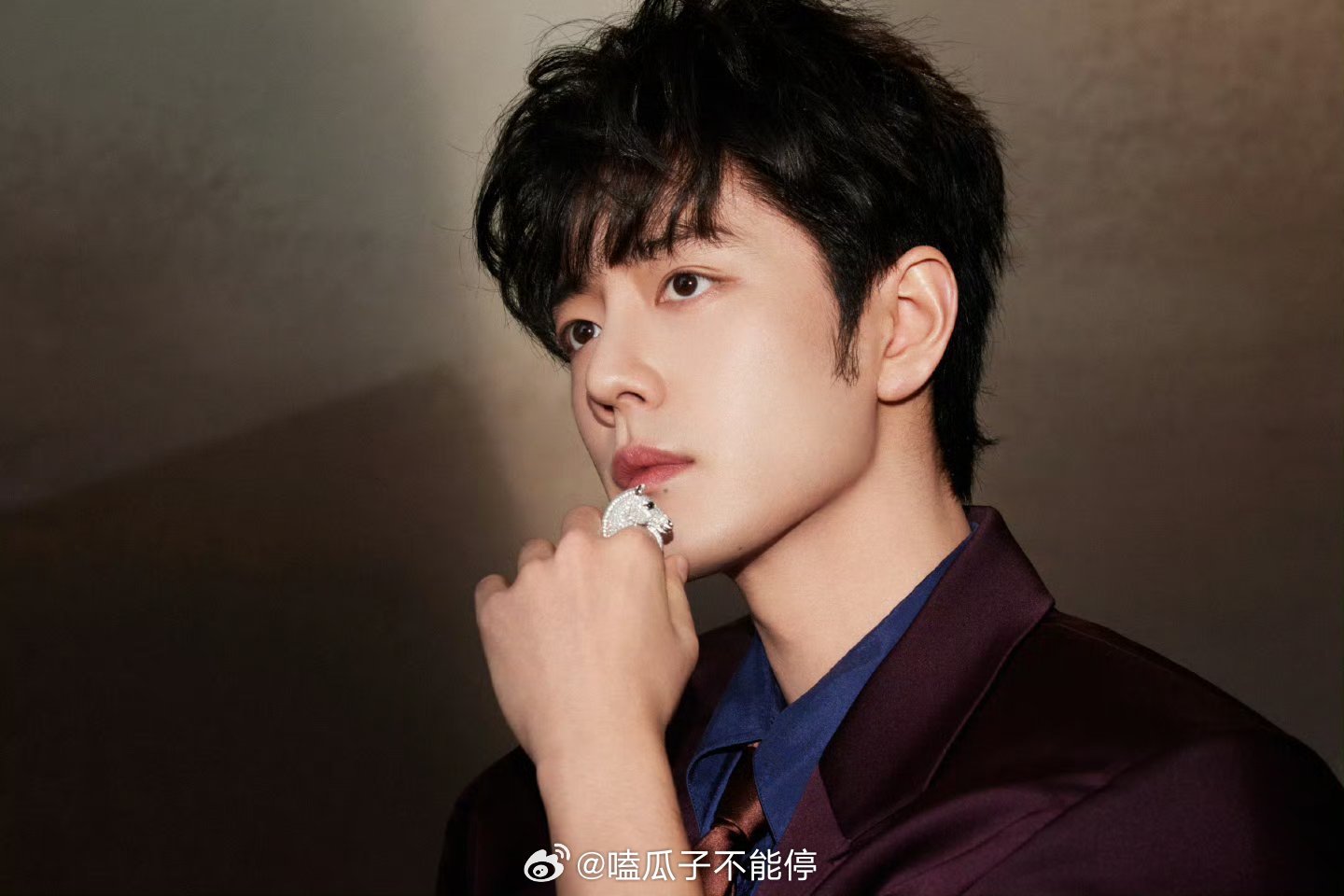 肖战微博之夜造型图来了，哇眼前一亮