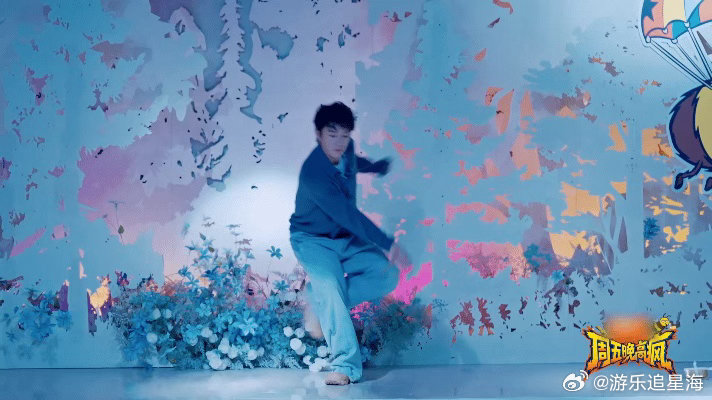 代旭20年没跳舞了你敢信周五晚高疯 从舞蹈专业到演员身份，这条路他走了二十年。而