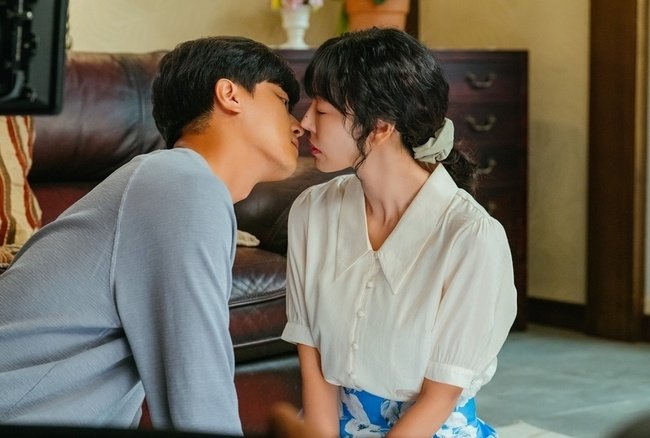 第 10 集预告照中玩桌游时竟对视了，而且还是 kiss 一秒前！爸爸妈妈快亲呀