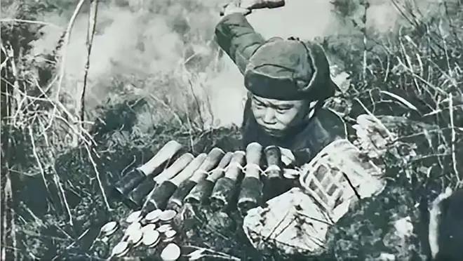 这是当年我志愿军战士在阵地上向敌人投弹，身体前布满了手榴弹盖，当年我军战士就是这