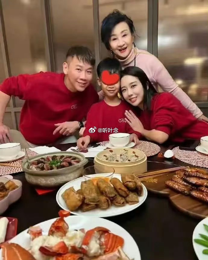 陶喆再一次证明，娶妻要娶年纪小的，你老了，她如此年轻 