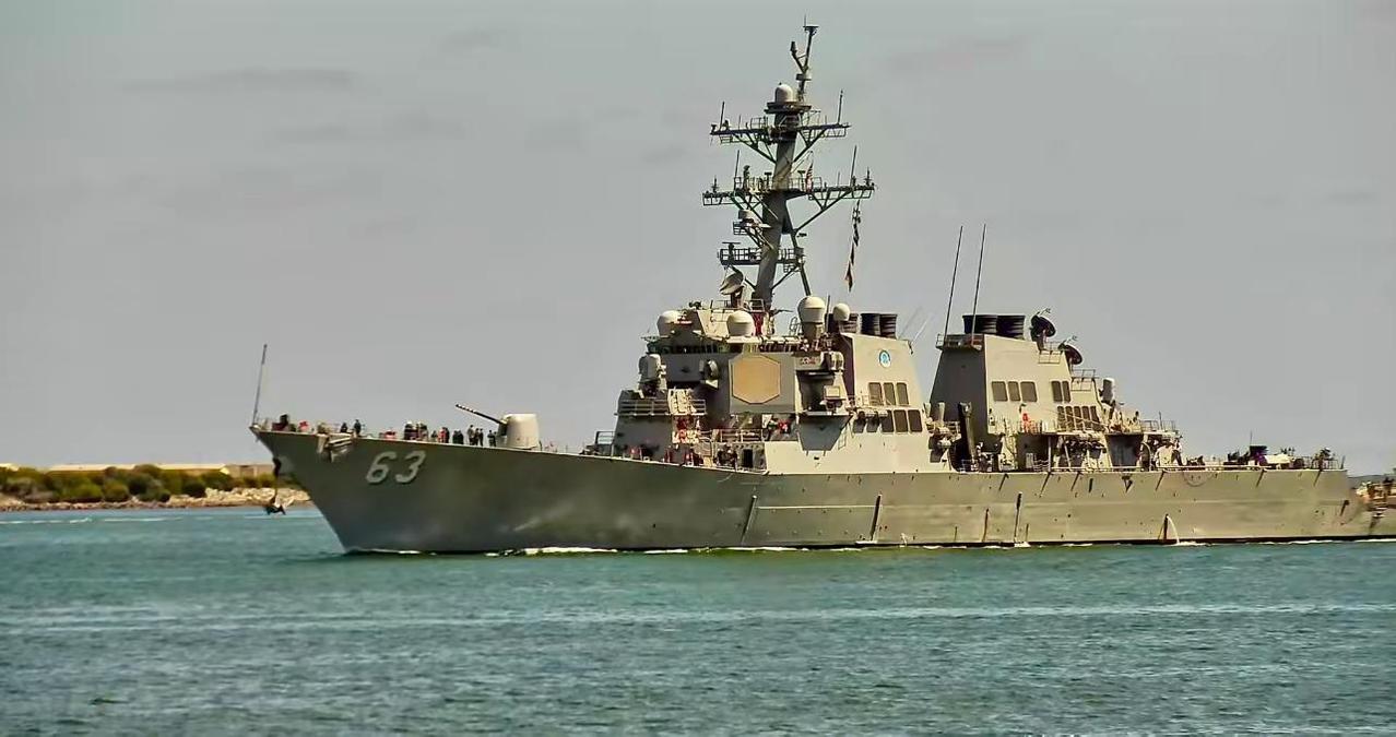 HMS 萨瑟兰号（F81）——杜克级护卫舰，位于苏格兰的洛赫隆湖上——2026 