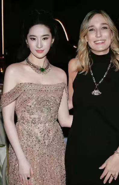 刘亦菲，因一张合照被越南网友“攻陷”！
刘亦菲和宝格丽CEO，还有越南歌手胡玉荷