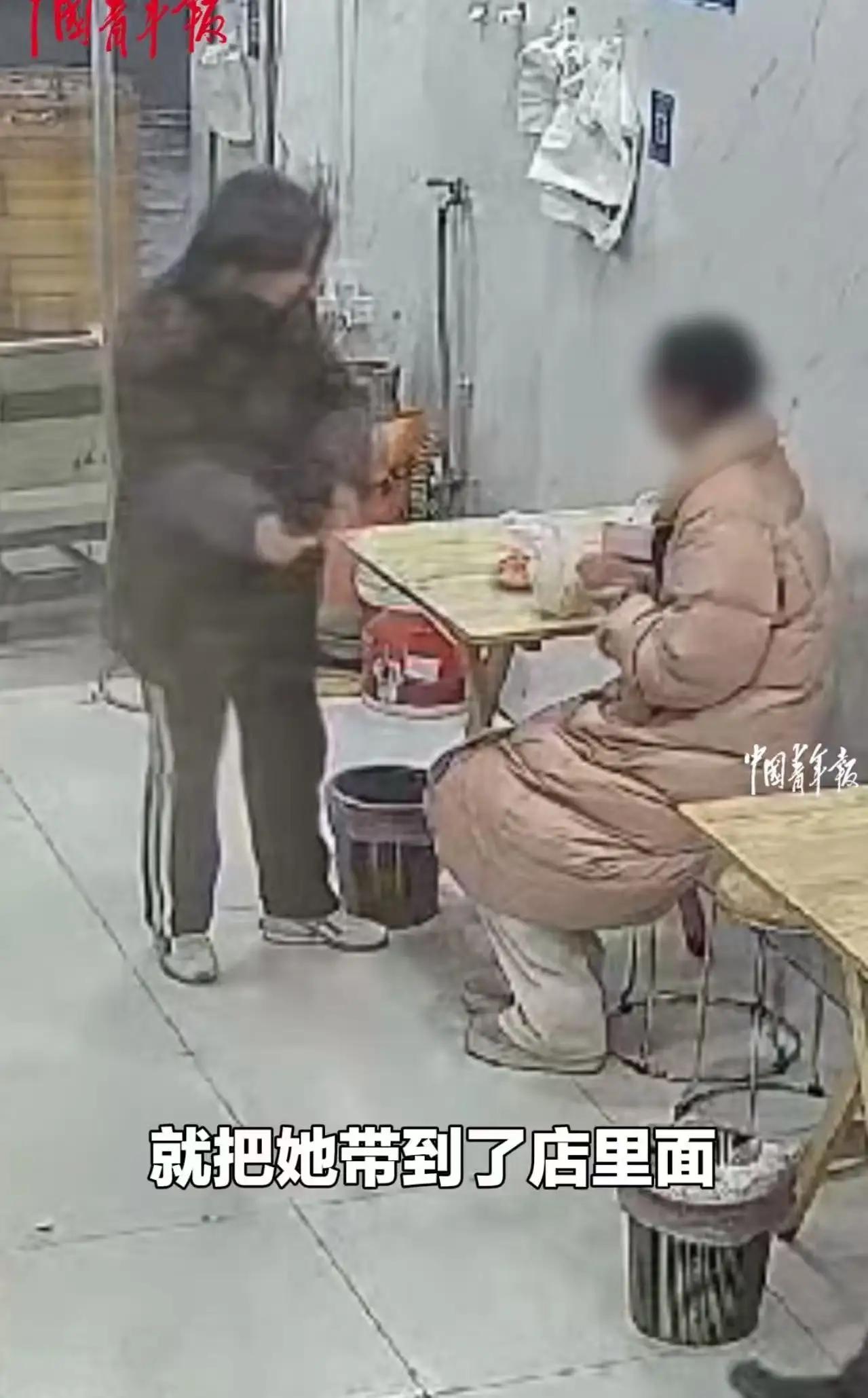 “这才是暖心的社会！”湖北宜昌，跨年夜，一名高中女生因为学习压力大，蹲在路边哭泣