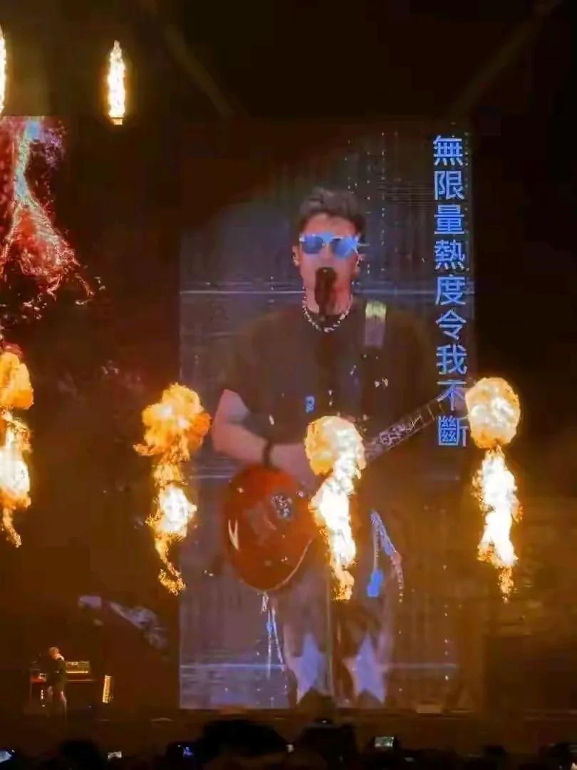 谢霆锋开演唱会，他生命中最重要的两个女人都来了！
时隔20年，谢霆锋在香港开演唱