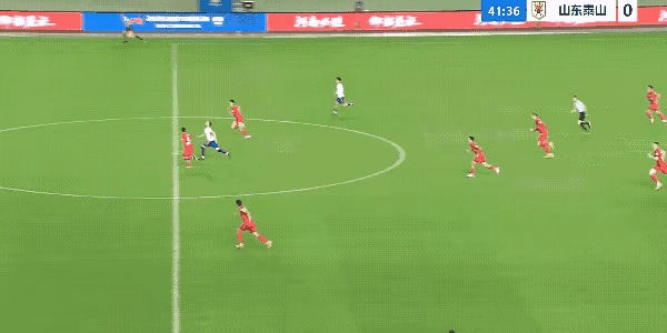 山东泰山还是要靠瓦科，卡扎伊什维利真的不愧是去年的中超银靴，这个吊射空门太精彩了