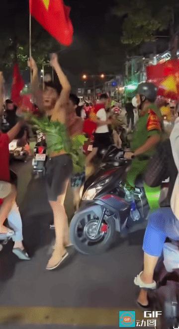 2026年U23亚洲杯半决赛，中国男足对阵越南男足，比赛还未开始前，有一些越南球