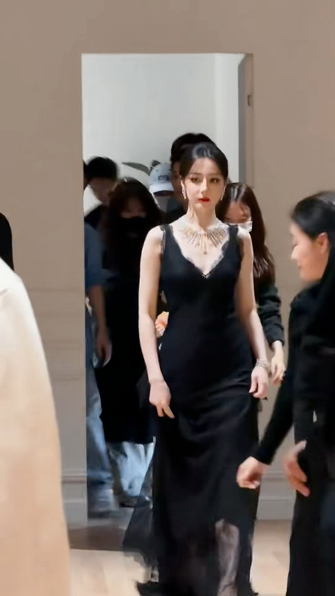 迪丽热巴 女王回归迪丽热巴走路粉看过来。。这气场完全就是女王回归