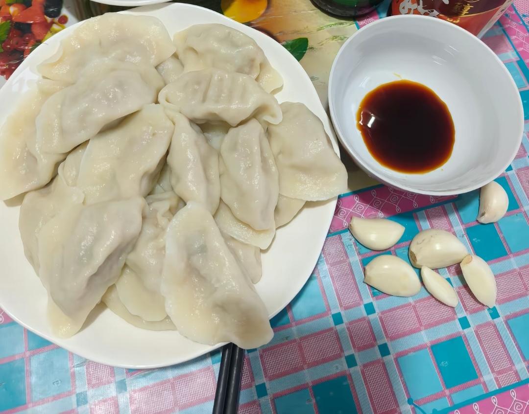 一盘热腾腾的饺子，配点酱油和大蒜。北方人端午节又该吃饺子了，酱油，醋，大蒜是北方
