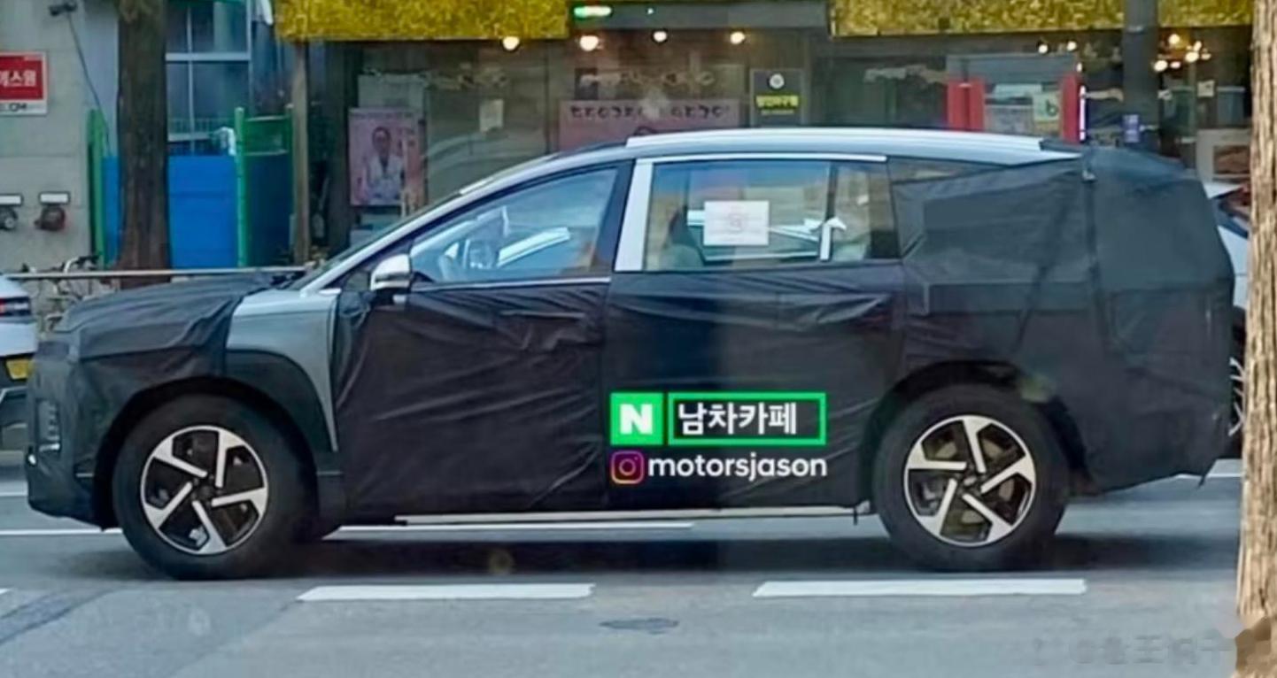 近日，海外媒体曝光了一组现代IONIQ 7的测试谍照，新车是基于E-GMP平台的
