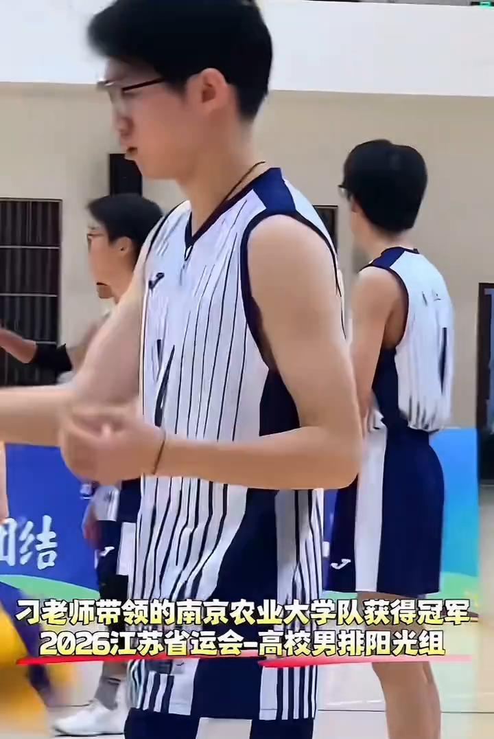 刁老师带领的南京农业大学队获得冠军。
2026江苏省运会-高校男排阳光组。