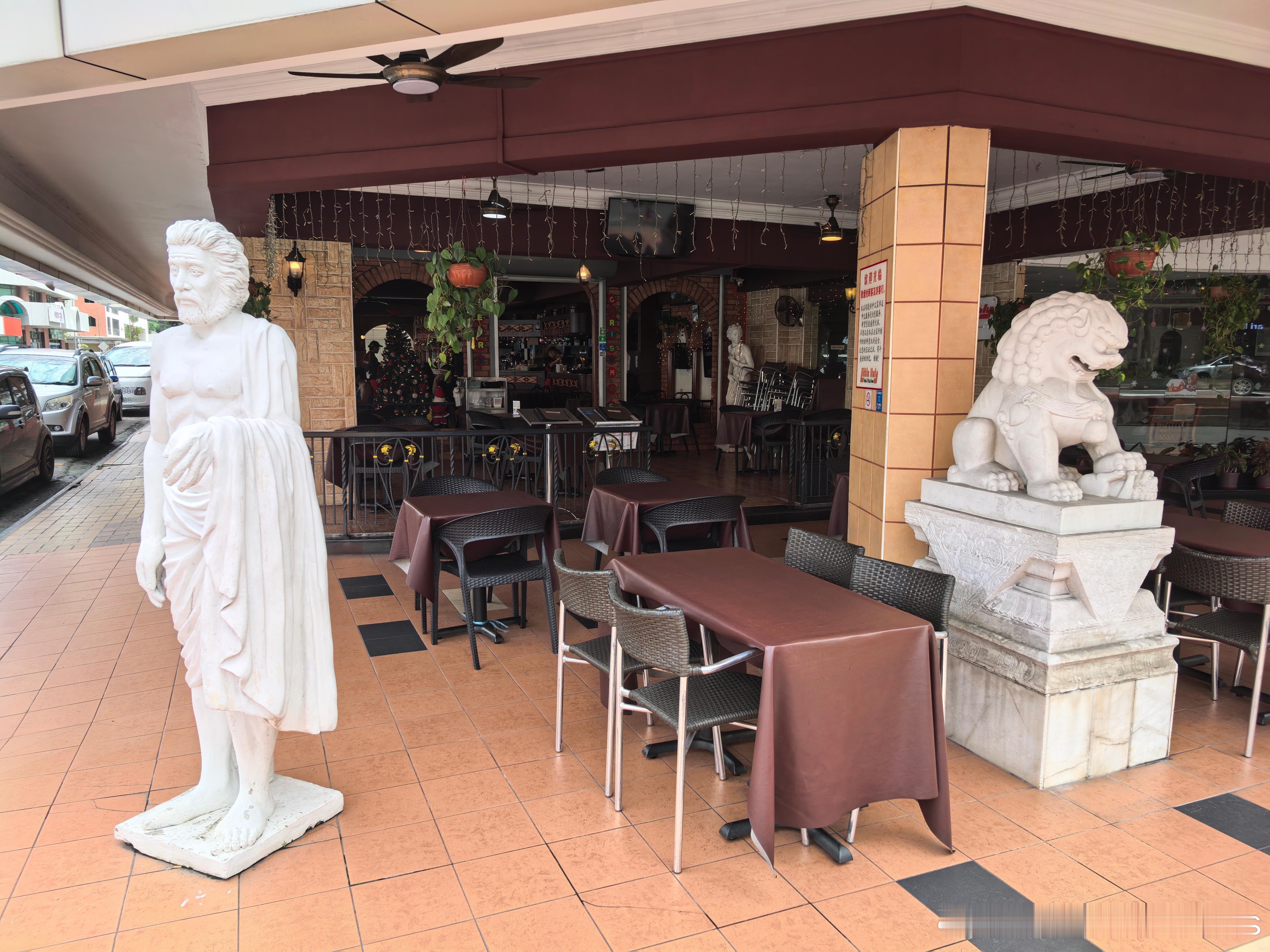 为啥意大利菜门口摆石狮子啊这俩风格的雕塑放一起给我CPU都干烧了… 马来西亚·沙