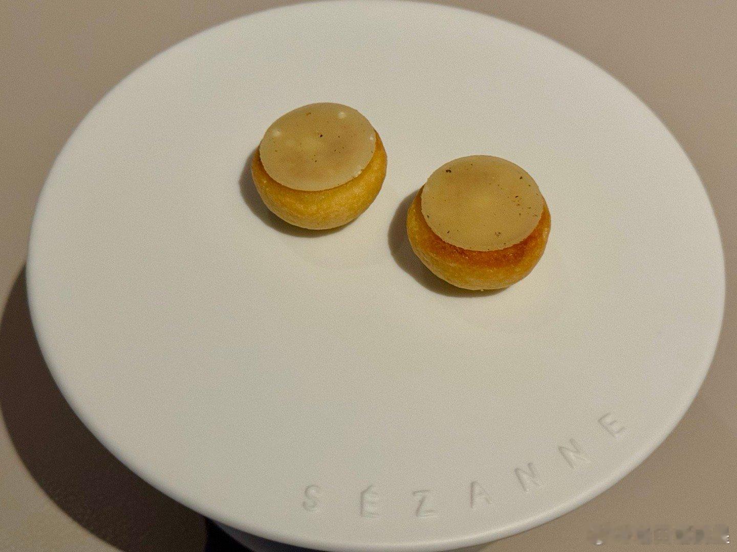 米其林三星Sezanne，东京四季。法餐，主厨（图9）来自英国。说菜。图1是孔泰