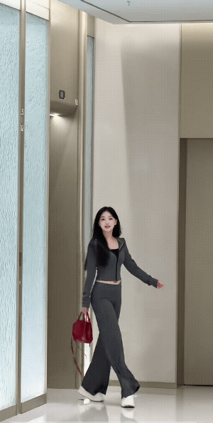 小女子的几个小动作，满满的活泼开朗，溢出了屏幕。
若是手上不拿包包，可能更有青春