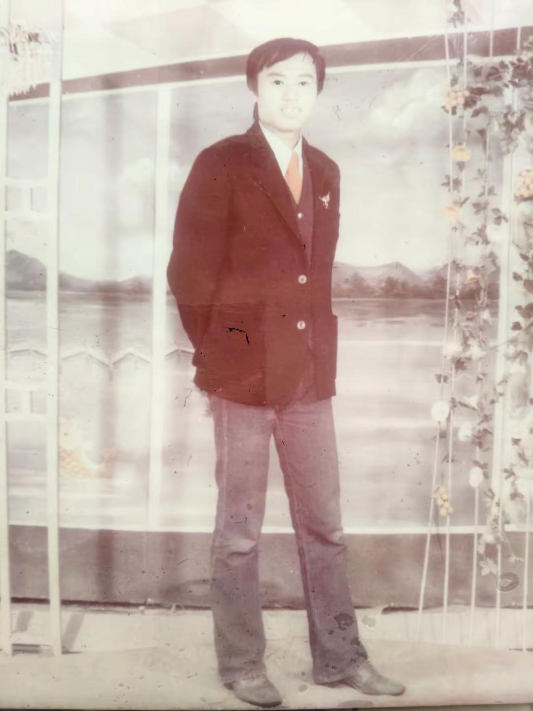 飞哥只不过现在有点丑，年轻的时候也是挺帅气的。耶！